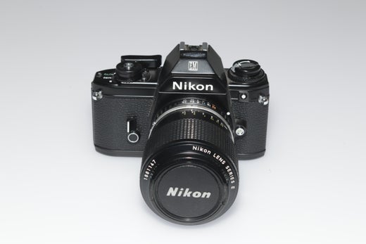 K&auml;ytetty Nikon EM + Nikkor 36-72/3.5