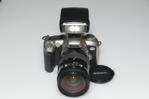 K&auml;ytetty Nikon F75 Kit